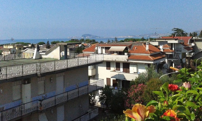 Gianola Apartment | Panoramic attic between Naples and Rome near the sea