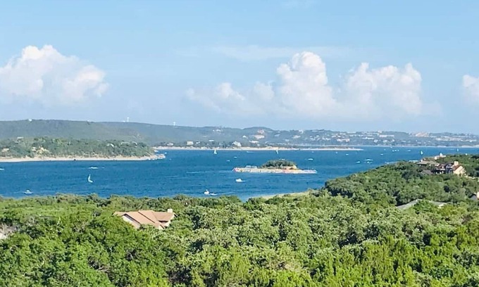 Jonestown Condo | Panoramic Lake Travis Escape – 3BR 3BA Unit w Lake View Balcony & Resort Pools