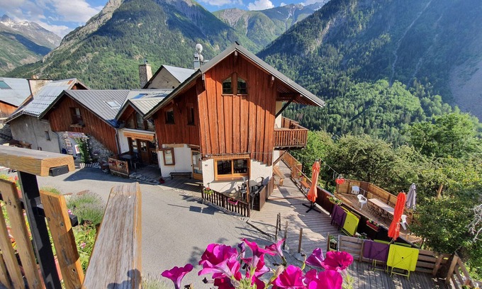 Venosc Apartment | Panoramic mountain view 5 bed apartment