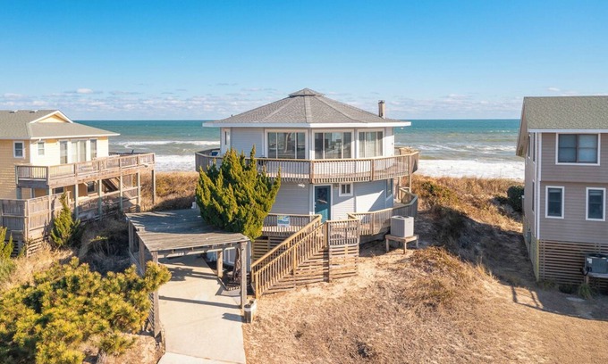 Duck House | Panoramic ocean views abound at this oceanfront Duck home!