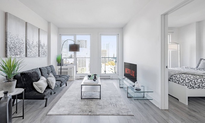 Shaughnessy Village Apartment | Panoramic Penthouse w Montreal Skyline - Pool&Spa