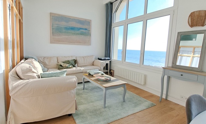 Agon-Coutainville Apartment | PANORAMIC SEA VIEW & EXCEPTIONAL LOCATION 3* COMFORT APARTMENT CAREFULLY DECORATED