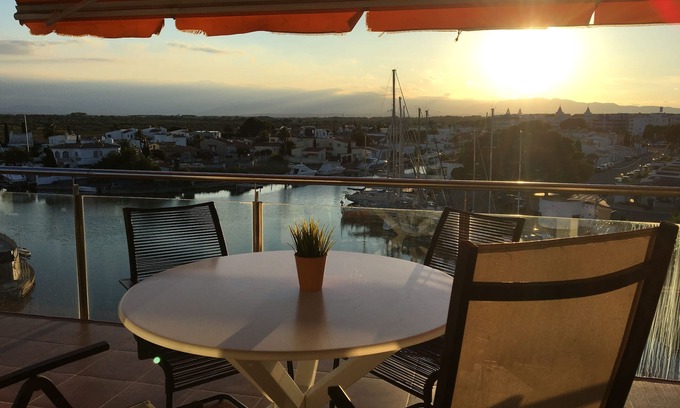 Santa Margarida Apartment | Panoramic view of the Mediterrannée, apartment on canal near beach