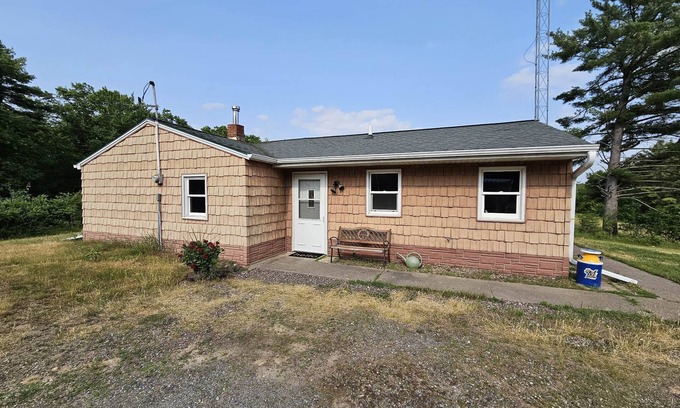 Neillsville Cottage | Papa Opelt's Cozy Cottage