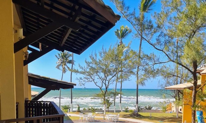 Arembepe Apartment | Paraíso PÉ NA AREIA no coração do Litoral Norte - FRENTE MAR - Loft projetado para que você tenha a melhor experiência em hospedagem - condomínio mais procurado da Estrada do Côco - Varanda com vista espetacular para o mar - lazer e TRANQUILIDADE