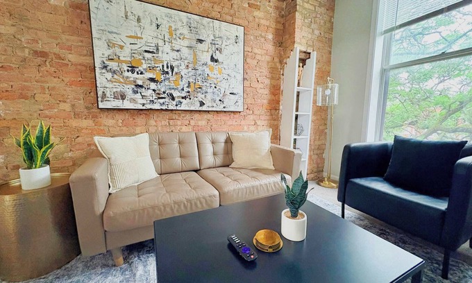 Sheffield and DePaul Apartment | Paradise 1BR Apt in Lincoln Park