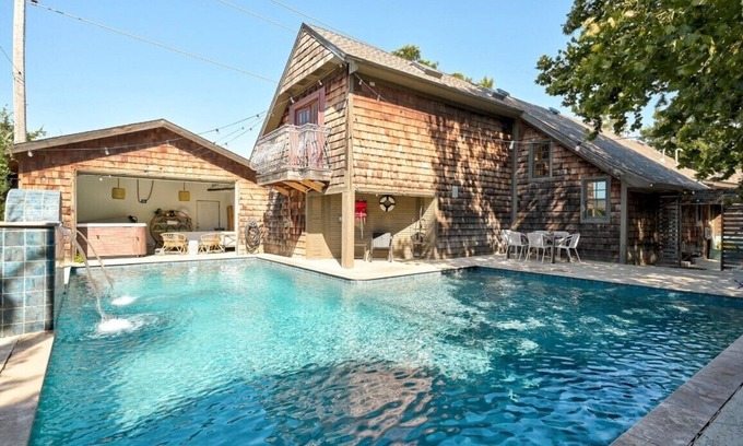 Central Oklahoma City House | Paradise On Penn - 2 bedroom house with Pool and Hottub Close to Downtown.