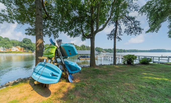 Mount Mourne House | Paradise Peninsula by SoCharm | Lakefront, Game Room, 4bd/3ba, Kayaks/SUP