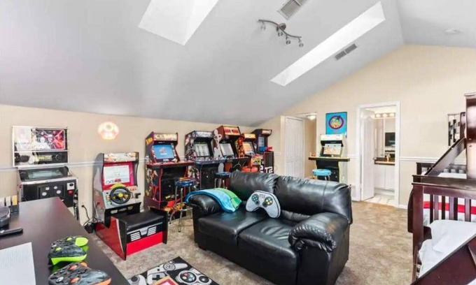 Southside House | Paradise Playhouse Sleeps 10 Arcade Poker Rm