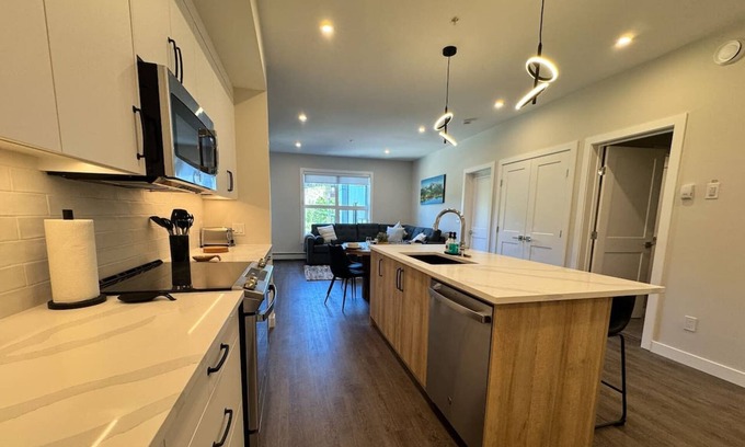 Golden Condo | Paradise Point @ Riverstone - DT Condo Mnt Views