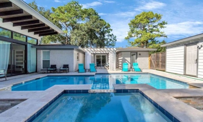 Houston House | Paradise Retreat: Heated Pool, Jacuzzi & 75” TV