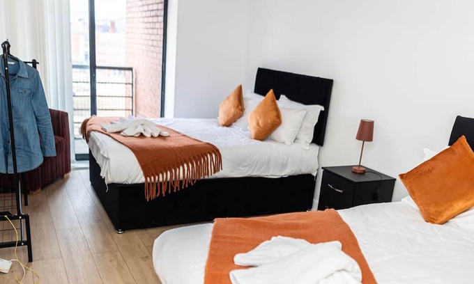 Bordesley Apartment | "Park & Relax! Modern Digbeth Retreat with City Centre Parking – Reserve Today!"