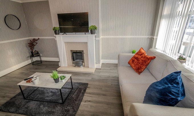 Warrington House | Parking | Contractors | 4 Beds
