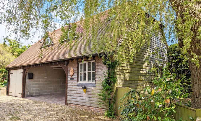Havant Cottage | Parkside Annex - an annexe that sleeps 2 guests in 1 bedroom