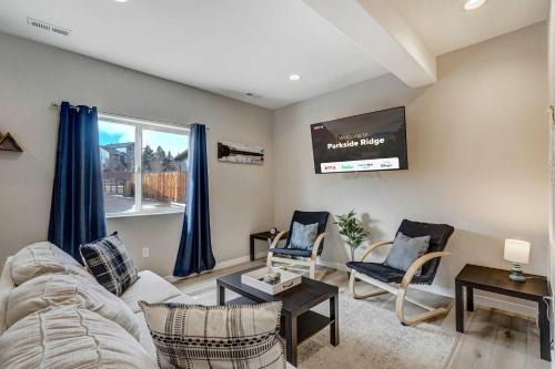 Monument House | Parkside Ridge Cozy Escape w Hot Tub & Views