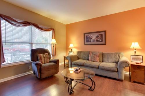 Pigeon Forge Apartment | Parkway Condo about Walk to Island in Pigeon Forge!