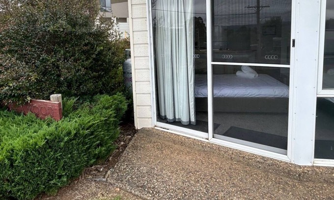 Jindabyne Apartment | Parkwood 4 - ground floor studio, walking distance to shops and cafes