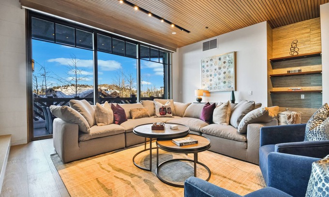 Empire Pass Condo | PARQ 1 AT EMPIRE PASS TALISKER CLUB ACCESS SKI IN/OUT POOL SPA DINING SKI VALET