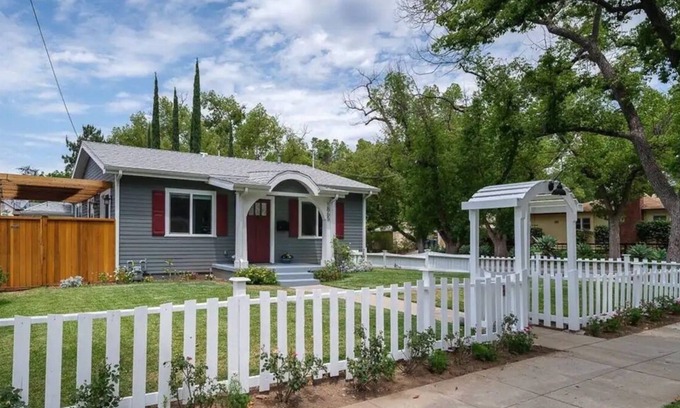 Altadena House | Pasadena Beautiful Front House w/ Free Parking