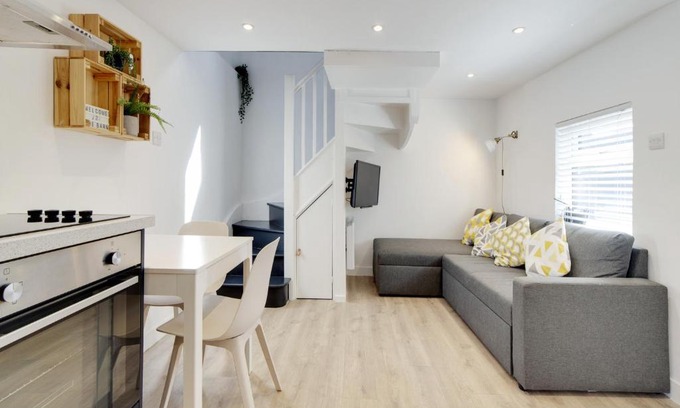 Histon House | Pass the Keys 19th Century Barn with Free Parking