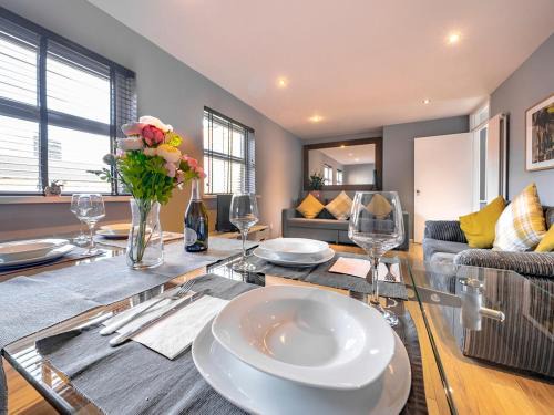 Belfast City Centre Apartment | Pass the Keys - 2BR Luxury Apartment with Jacuzzi Bath