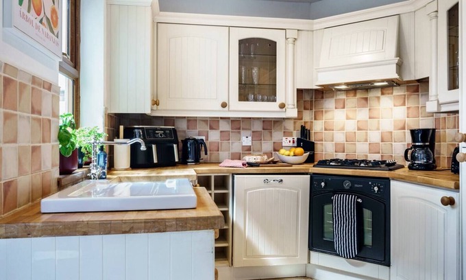 Belfast House | Pass the Keys | 4 Bedrooms | Cafes & Shops | 6 Mins to City Centre