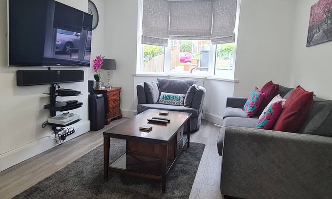 Birmingham House | Pass the Keys | Attractive Modern 2 Bedroom House in Harborne