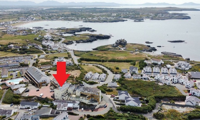 Trearddur Bay Apartment | Pass the Keys | Beautiful 3 bedroom apartment with Pool Access