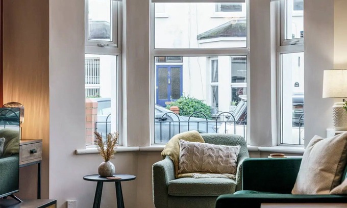 Belfast House | Pass the Keys | Belmont Bolthole 2 Bed Bars and Eateries Abound