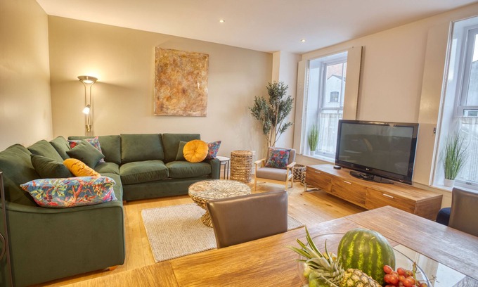 Lincoln House | Pass the Keys | Centrally Located Apartment