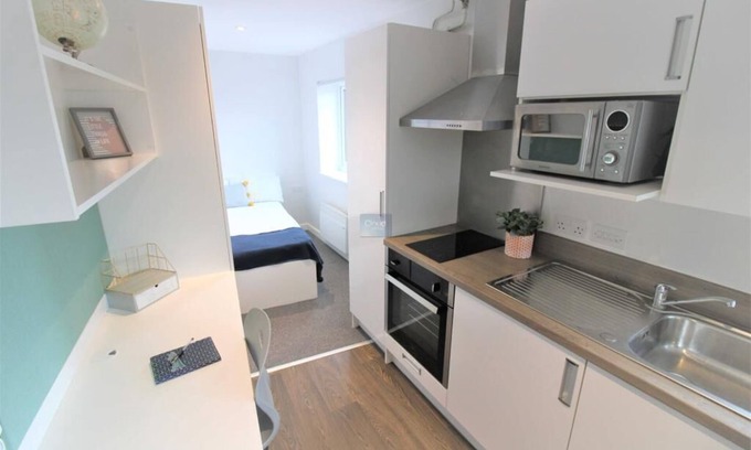 Lincoln Apartment | Pass the Keys | Centrally located studio Flat