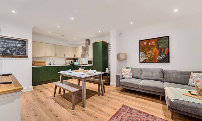 Richmond-upon-Thames Apartment | Pass the Keys | Chic Flat with Bushy Park Views