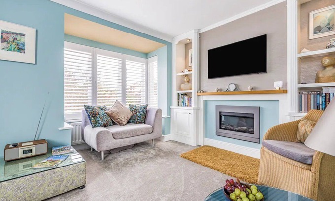 Chichester House | Pass the Keys | City Centre Town House w Parking