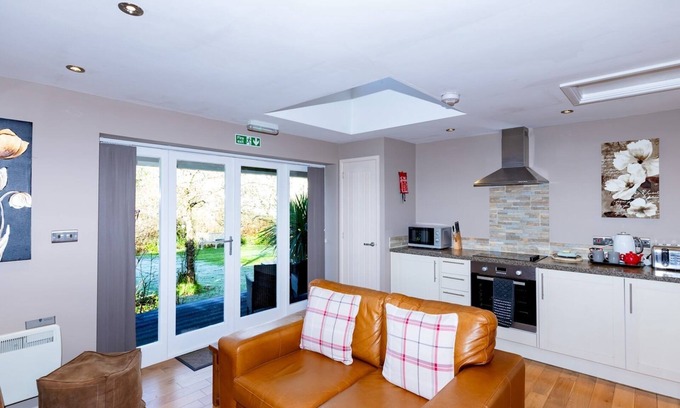 Easton Apartment | Pass the Keys | Garden Suite 2 Amidst Lush Greenery, Easton, Wells