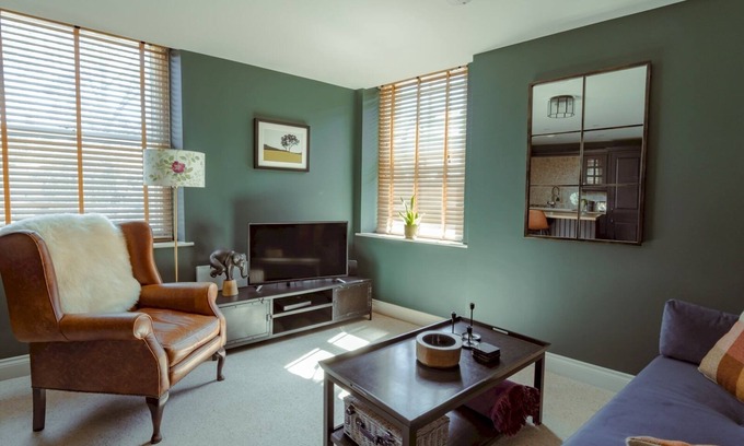 Moreton-in-Marsh Apartment | Pass the Keys | Elegant & stylish home in historic town centre