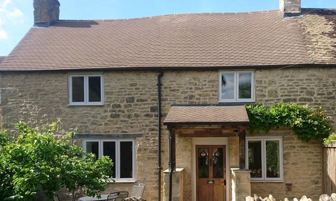 Stow-on-the-Wold House | Pass the Keys | The Pippins a Cotswold cottage and garden parking