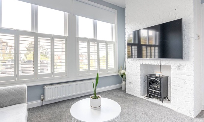 Westcliff-on-Sea Apartment | Pass the Keys | Comfortable flat opposite sea