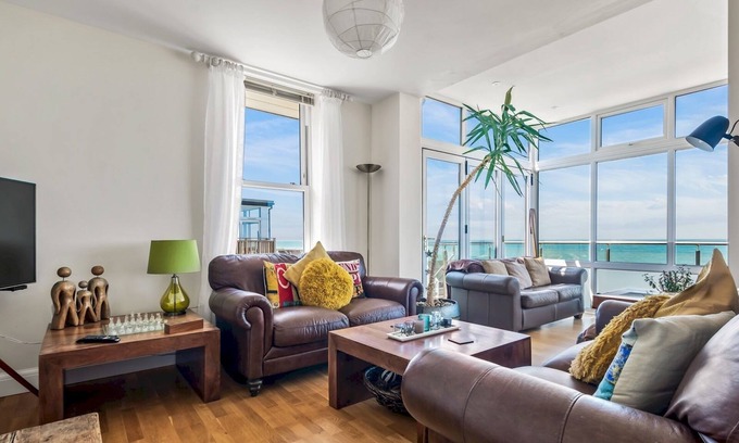 Herne Bay Apartment | Pass the Keys | Jarrahdale Beach House - Stunning Luxurious Holiday Pad by the sea