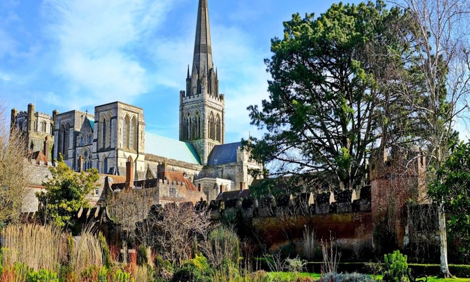Chichester Apartment | Pass the Keys | Modern Central Chichester Studio w/Parking & Wi-Fi