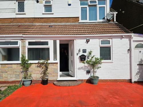 Wolverhampton House | Pass the Keys Modern Home Three Bedrooms Nr Molineux Stadium