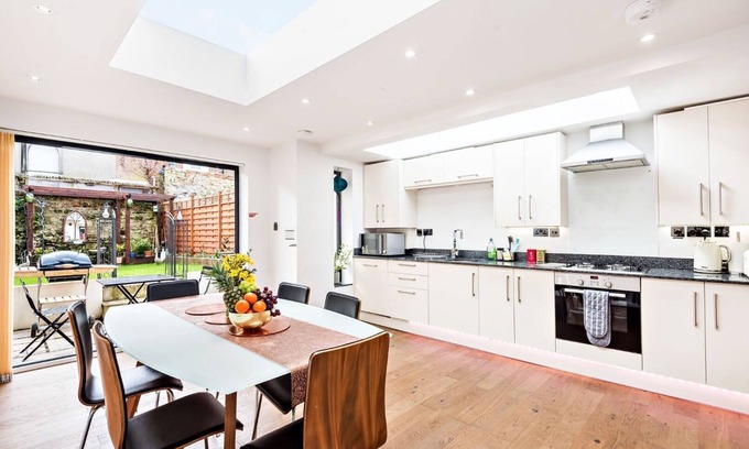 Oxford House | Pass the Keys | Modern, Chic 3BR Townhouse in Central Oxford