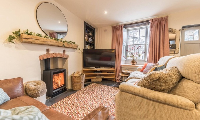 Newland Near Ulverston House | Pass the Keys | Mop Fair Sunny Garden Town Centre