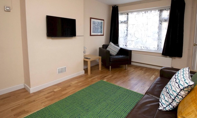 Littlemore House | Pass the Keys | Oxford 2 Bed Garden Home and Street Parking
