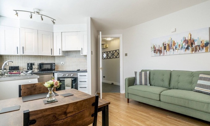 Queens Quarter Apartment | Pass the Keys | Queens Uni Cafes and Bars Next to City Centre
