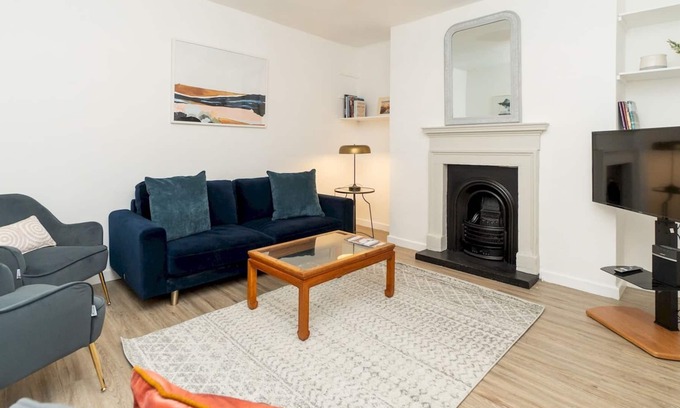 Bath House | Pass the Keys | Stunning 3 bedroom Townhouse with free parking