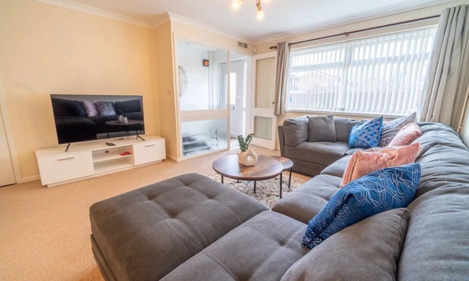 Nottingham House | Pass the Keys | Stylish 3 bedroom home with free parking