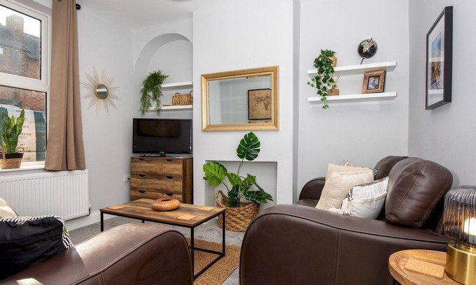 Shrewsbury House | Pass the Keys | Stylish Modern Victorian Home with Two Bedrooms