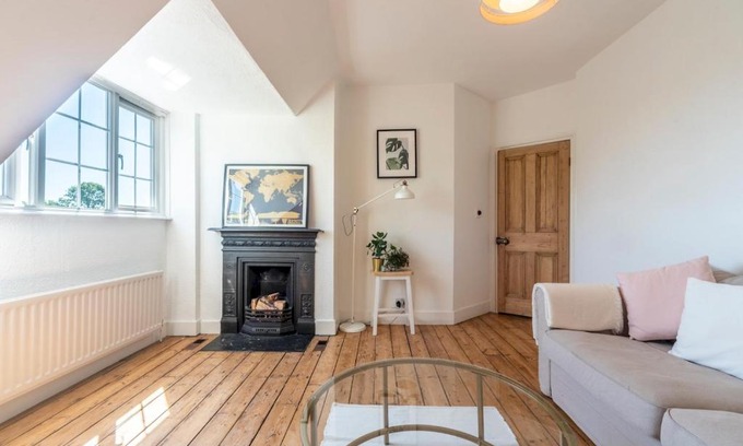East Molesey Apartment | Pass the Keys Victorian Flat A Stones Throw From Hampton Court