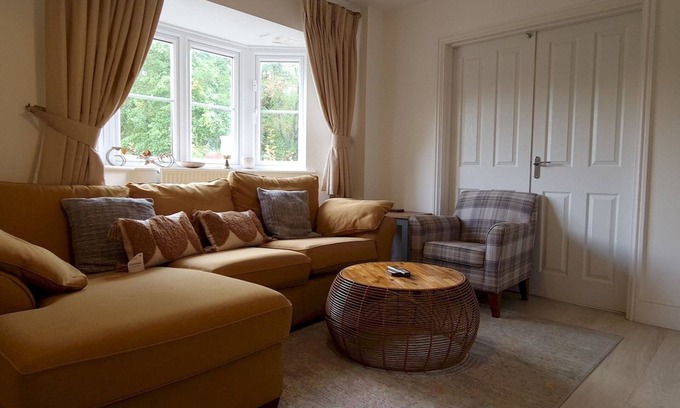 Birmingham House | Pass the Keys | Well Located Modern 5 Bedroom House