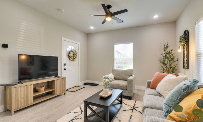 Northeast Houston Apartment | Patio & Fenced Yard: Apt 9 Mi to Dtwn Houston!
